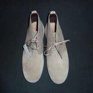 Ugg Mens Freamon Waterproof Chukka Boot. Taupe (tan/gray) color. Excellent used